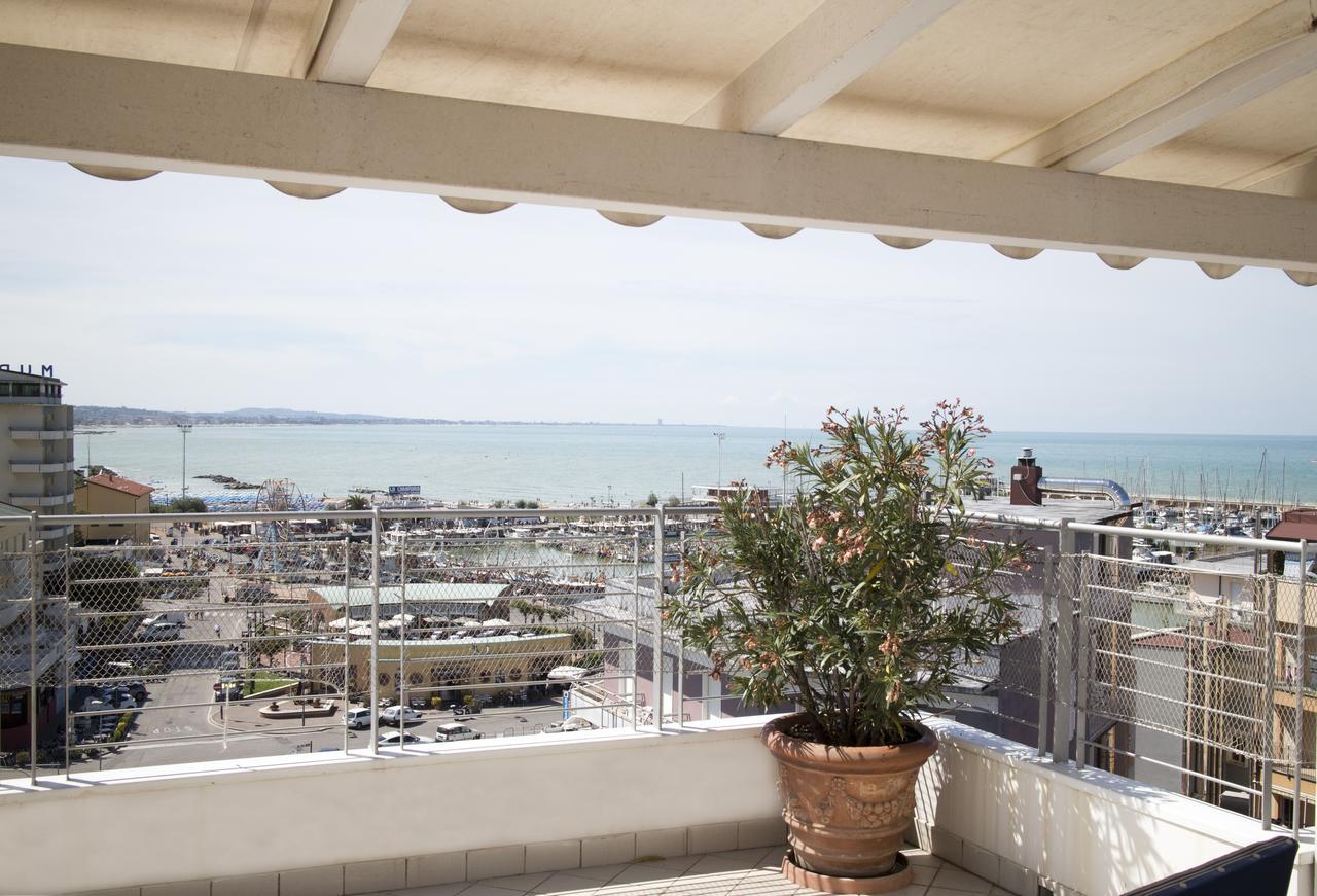 Residence Adriatico Gabicce Mare Buitenkant foto