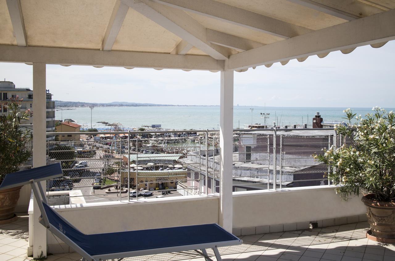 Residence Adriatico Gabicce Mare Buitenkant foto